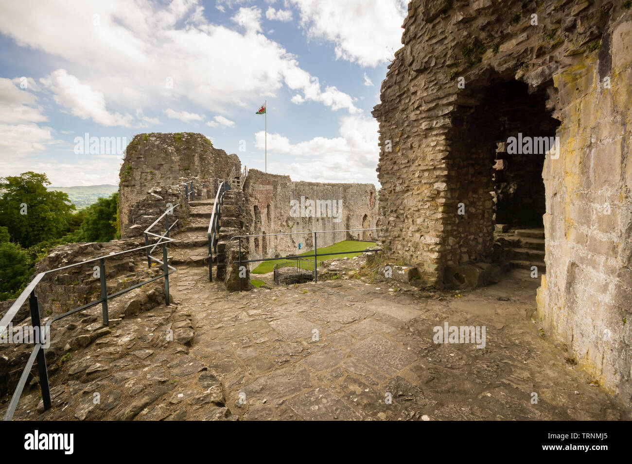 Le pareti in rovina di Denbigh castello edificato nel XIII secolo da Enrico il primo come parte delle sue fortificazioni militari di sottomettere il gallese. Foto Stock