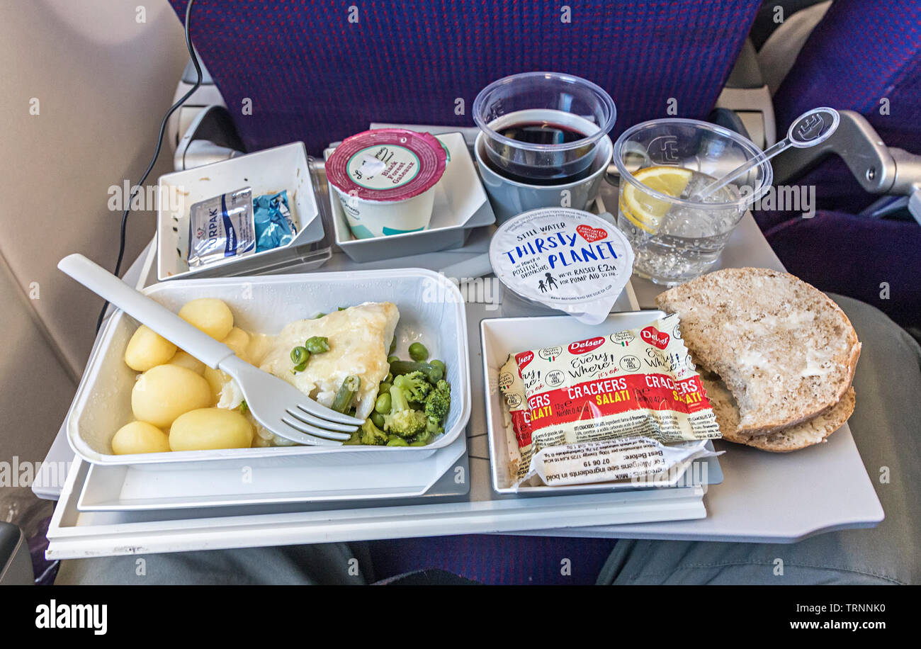 Aeroplano cibo con plastica e acqua confezionata, Malaysia Airlines Foto Stock
