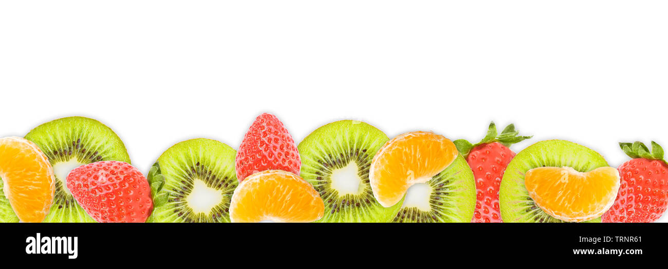 Fette di Kiwi, tangerini fragole bianco su sfondo panoramico. Frutti di banner per il web. Foto Stock