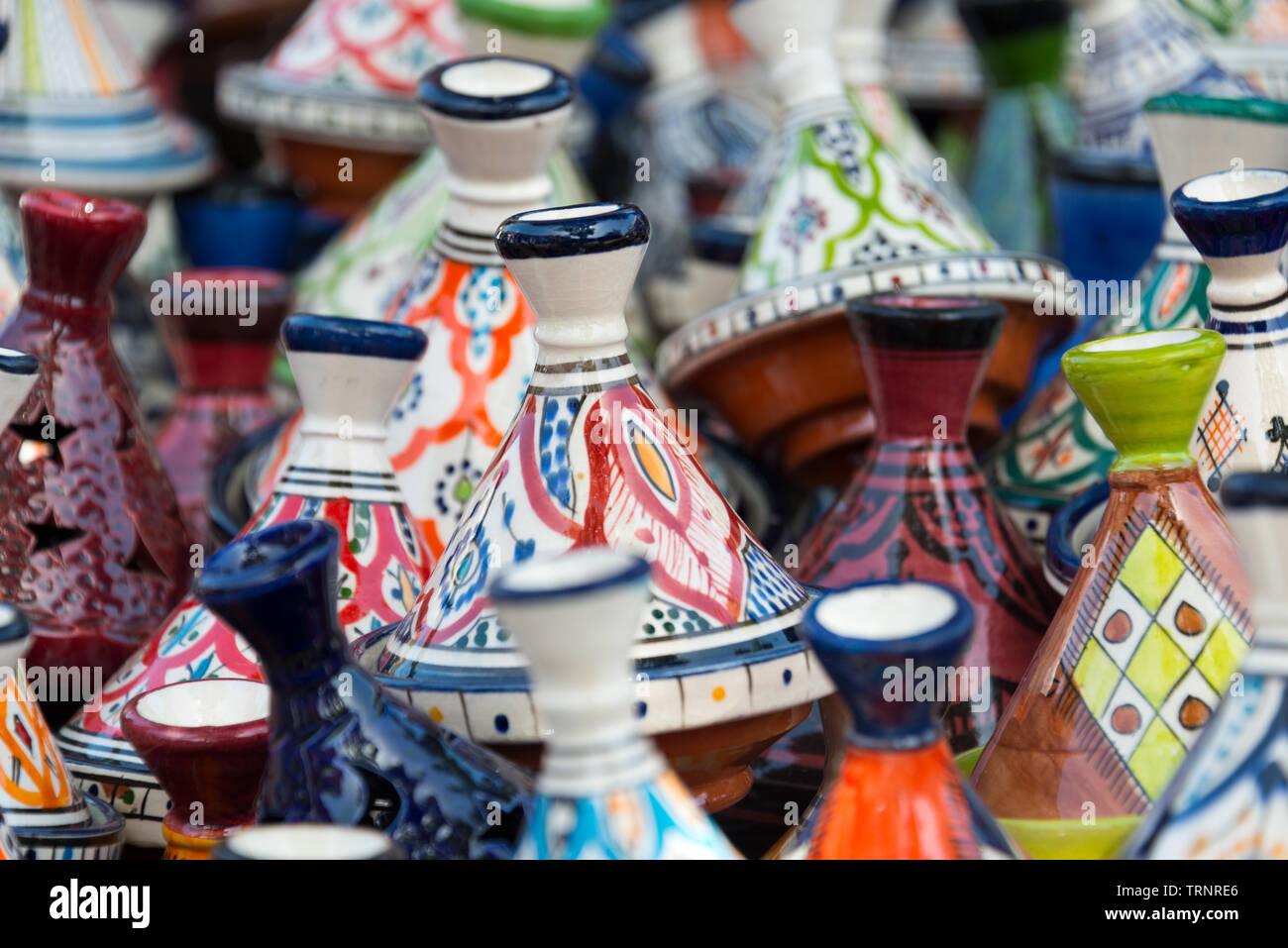 Selezione dei tagine di ceramica sul mercato in Marocco Foto Stock