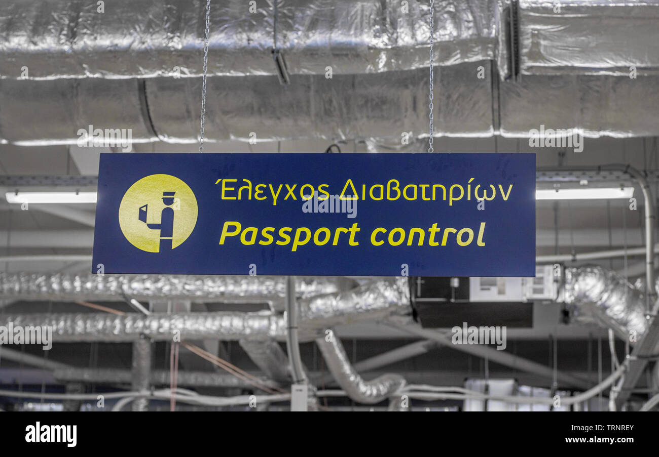 Cefalonia, Grecia, 31 maggio 2019. Passaporto greco segno di controllo in Kefalonia / Cefalonia aeroporto internazionale. Foto Stock