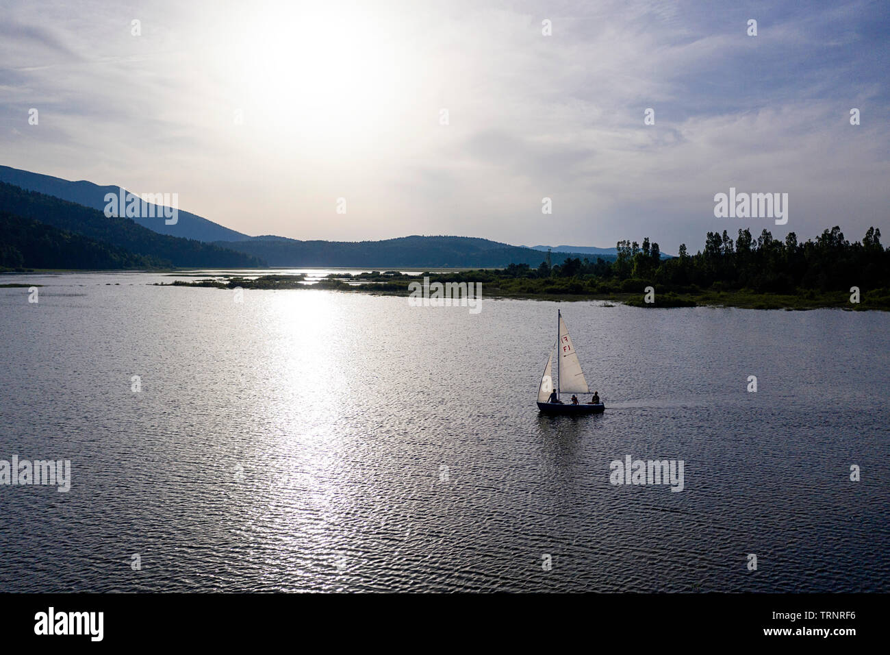 Vista in elevazione della famiglia vela sul lago, Cerknica, Slovenia, prese da fuco Foto Stock