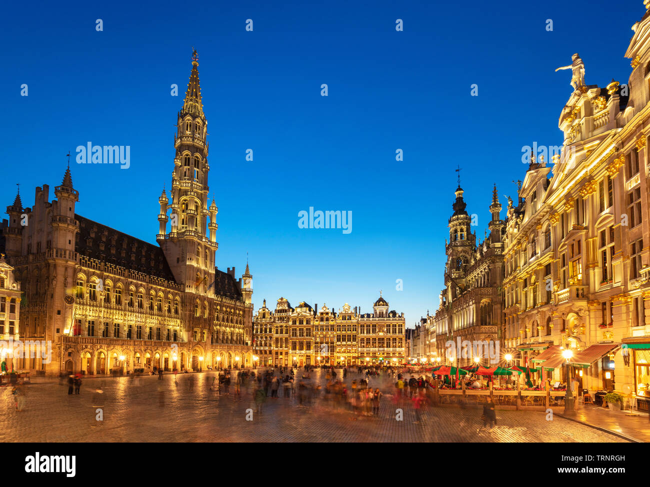 Bruxelles Grand Place Brussels Hotel de ville town hall Grand Place di notte Bruxelles Belgio UE Europa Foto Stock