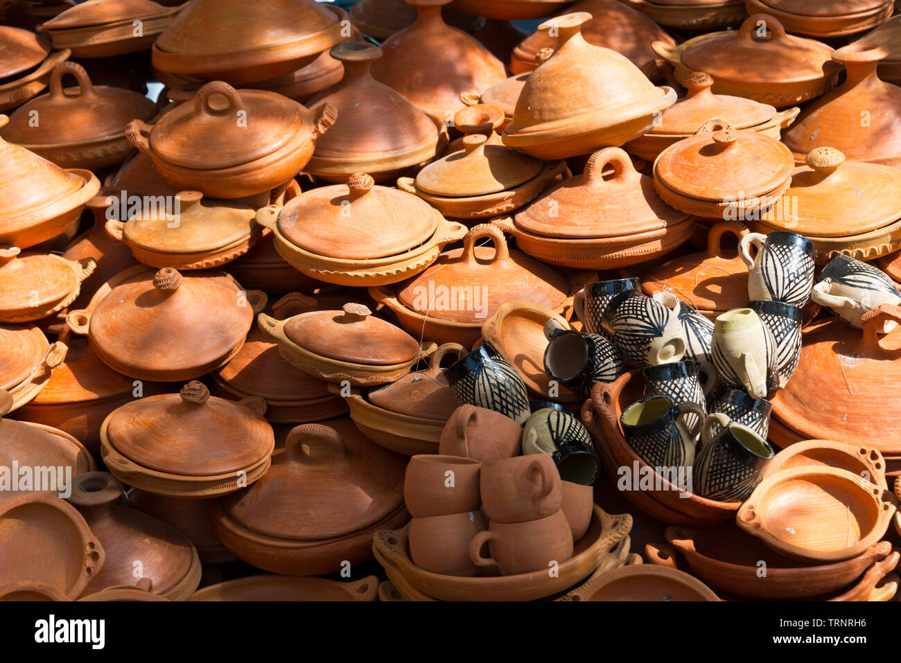 Selezione dei tagine di ceramica sul mercato in Marocco Foto Stock