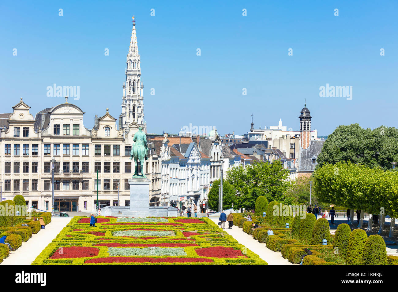 Bruxelles persone vagare nei giardini del Mont des Arts Kunstberg Bruxelles Belgio UE Europa Foto Stock