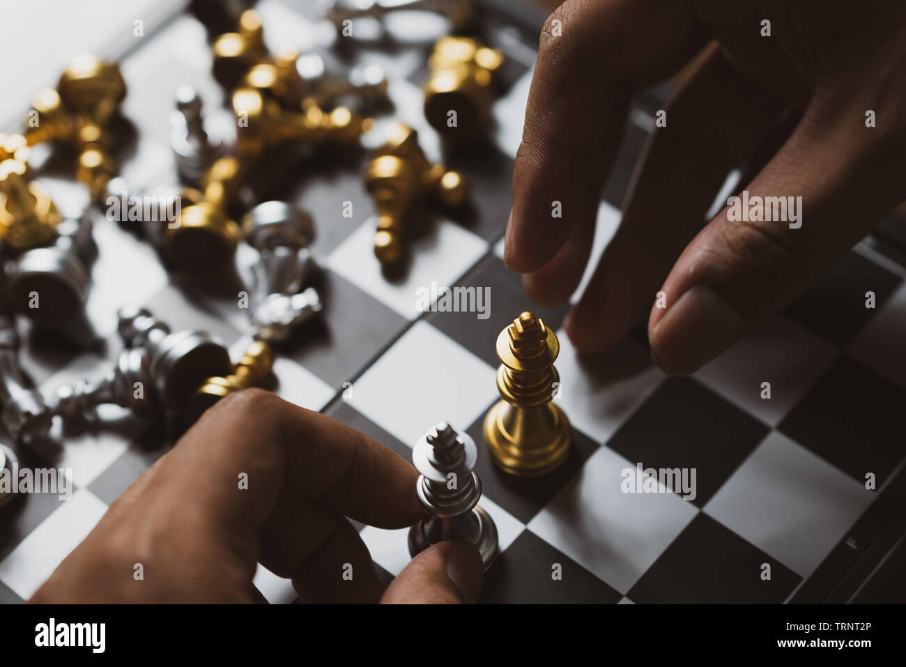 Gli uomini giocano a scacchi gioco strategia del re sulla scacchiera,Business piallare il concetto forte. Foto Stock