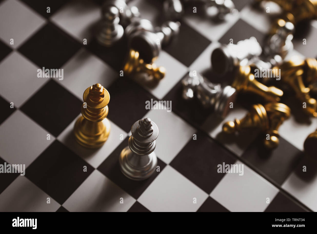 Oro e Argento gioco di scacchi re stare sulla scacchiera,Business piallare il concetto forte Foto Stock