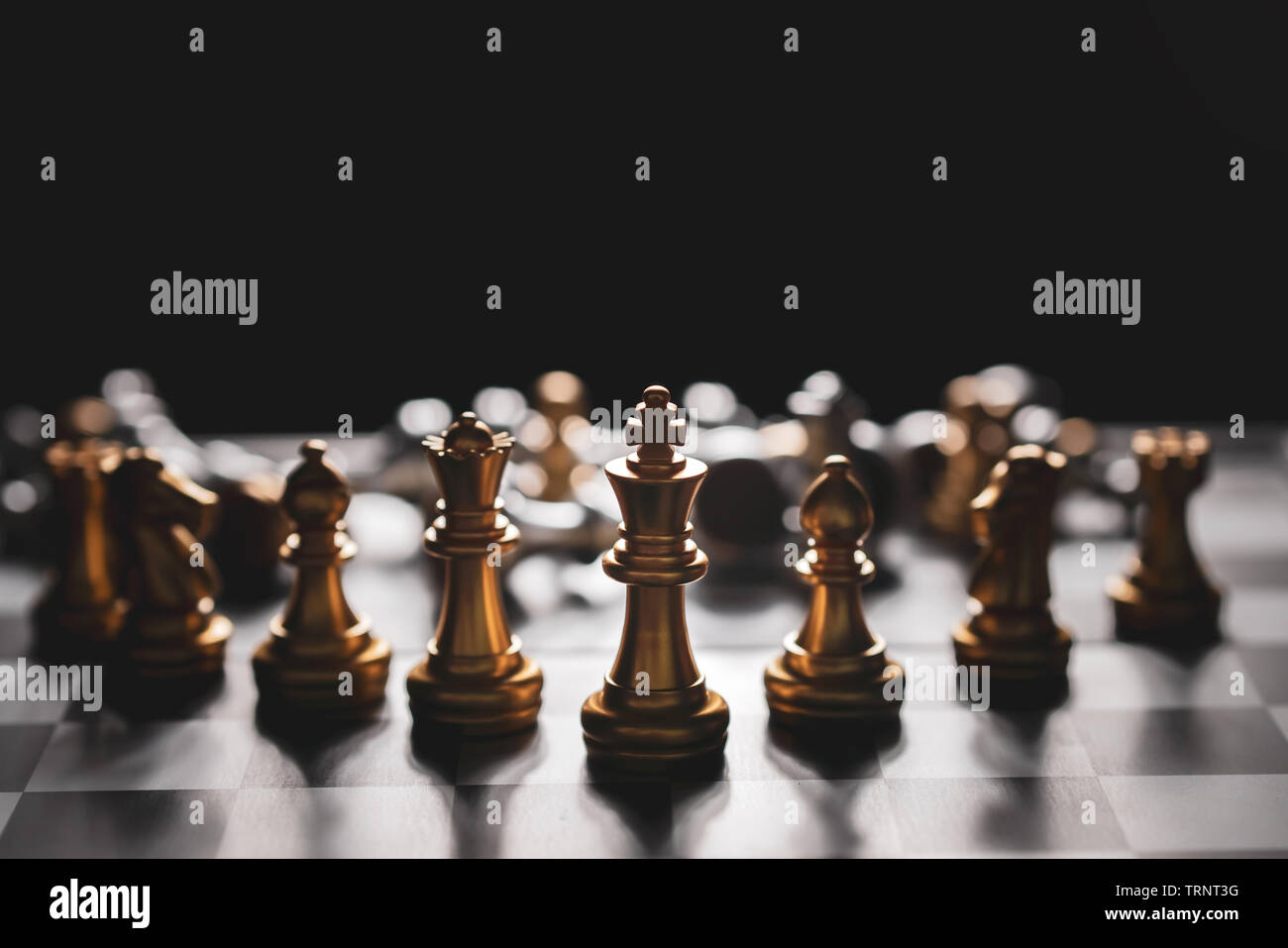 Golden Chess strategia di gioco vincitore su scacchiera,Business piallare il concetto forte con sfondo scuro. Foto Stock