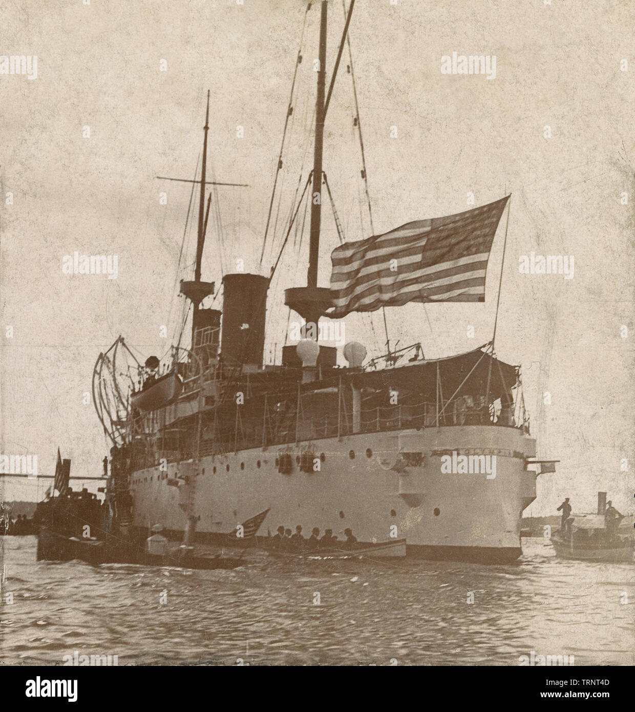 Antique c1899 fotografia, Ammiraglio Dewey ammiraglia di "Olympia" come è arrivato a New York Bay da Manila. Foto originale da B.L. Singley. Fonte: STEREOVIEW ORIGINALE CARD. Foto Stock