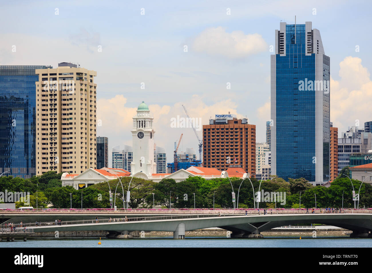 Singapore-13 APR 2019:Singapore Victoria Concert Hall vista dal ponte di Helix Foto Stock