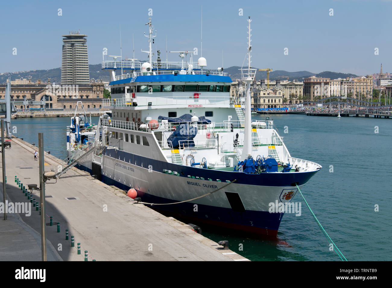 La nave di ricerca oceanografica Miguel Oliver ormeggiata al porto di Barcellona, utilizzata per studi di scienze marine e ambientali. Foto Stock