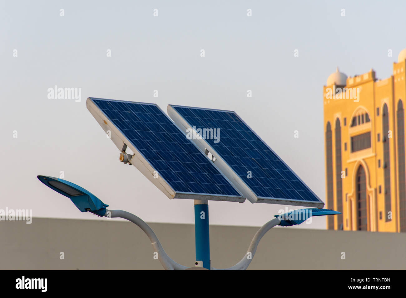 Pannello solare energia verde in un parcheggio per l'impatto sull'ambiente, il risparmio energetico e di energia e di utilizzo di Sun per risparmiare energia. Foto Stock