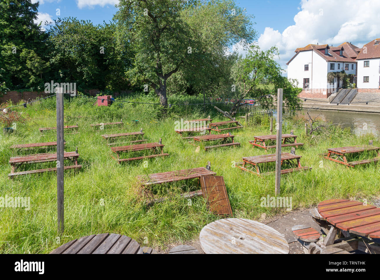 Giardino trascurato a Ye Olde Black Bear Inn a Tewkesbury è il più antico pub in Gloucestershire avendo aperto 700 anni fa. Esso è attualmente chiuso. Foto Stock