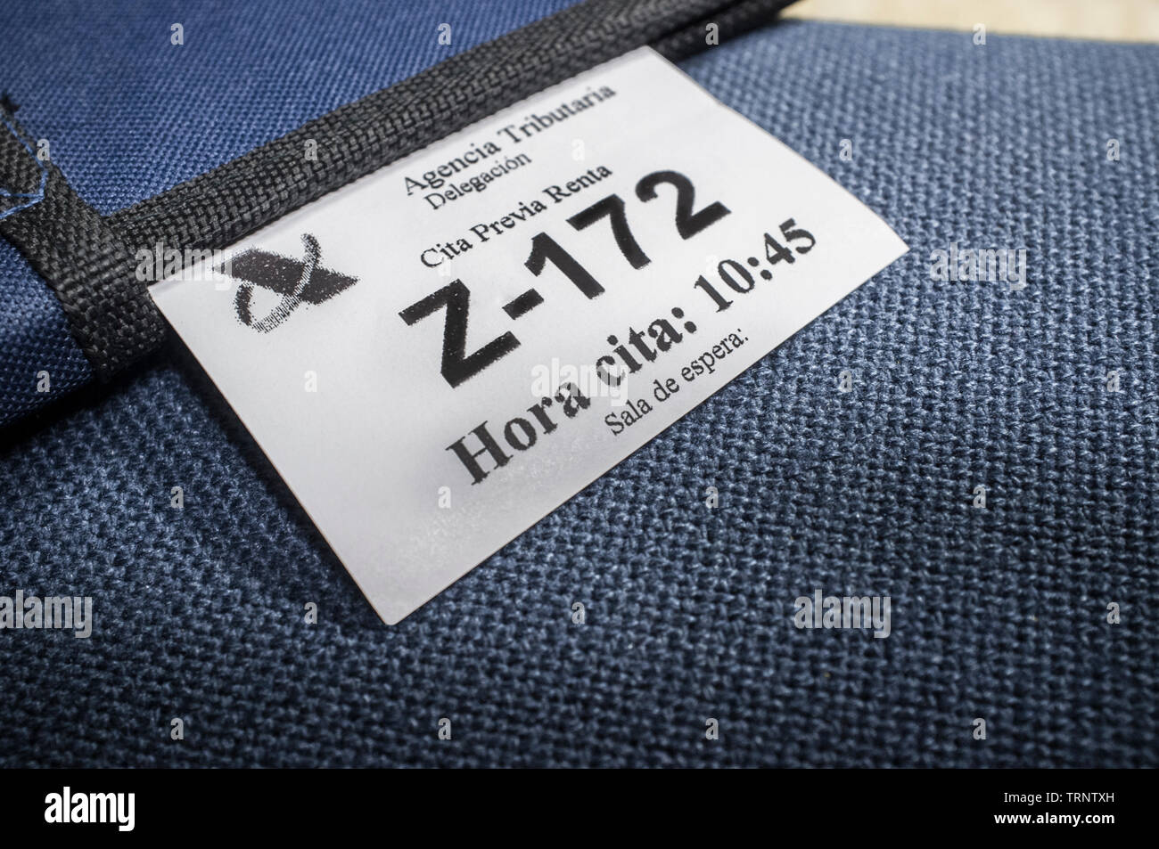 Badajoz, Spagna - Giugno 7th, 2017: la cartella con il fisco appuntamento biglietto presso la sala di attesa. Dichiarazione fiscale concept Foto Stock