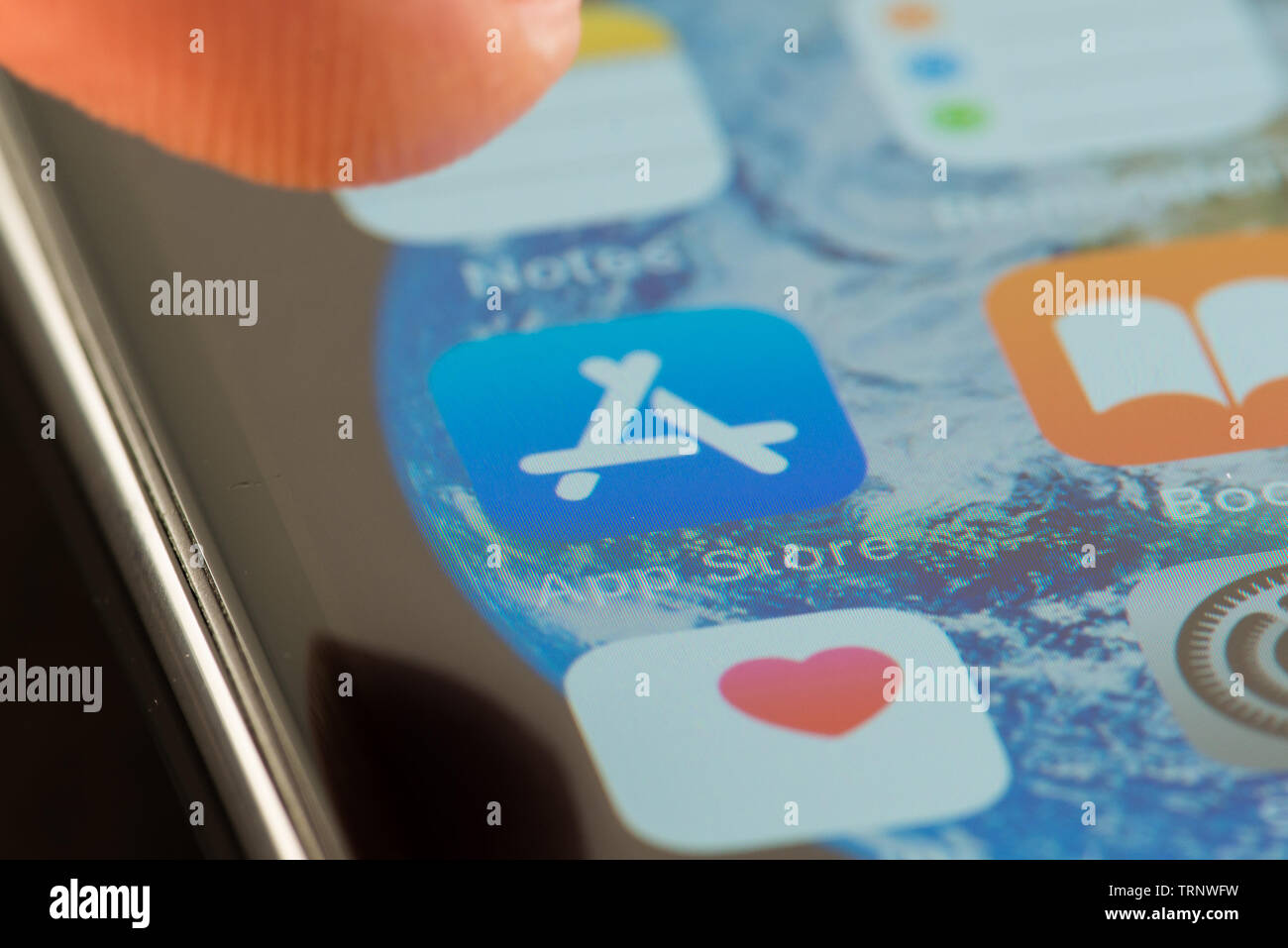 MINNEAPOLIS, MINNESOTA / STATI UNITI D'America - 25 Aprile 2019: Persona utilizzando Apple i-phone per premere e accedere all'applicazione App Store / applicazione Foto Stock