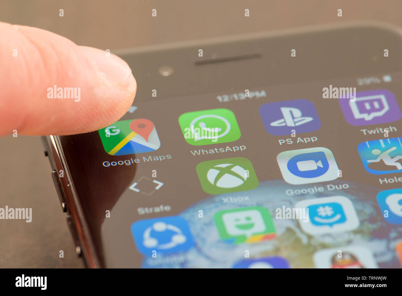 MINNEAPOLIS, MINNESOTA / STATI UNITI D'America - 25 Aprile 2019: Persona utilizzando Apple i-phone per premere e accedere alle mappe di Google app / applicazione Foto Stock