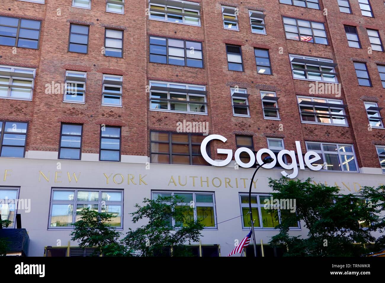 Esterno degli uffici di Google a ex autorità portuale edificio a 111 Eighth Avenue, New York, NY, STATI UNITI D'AMERICA Foto Stock