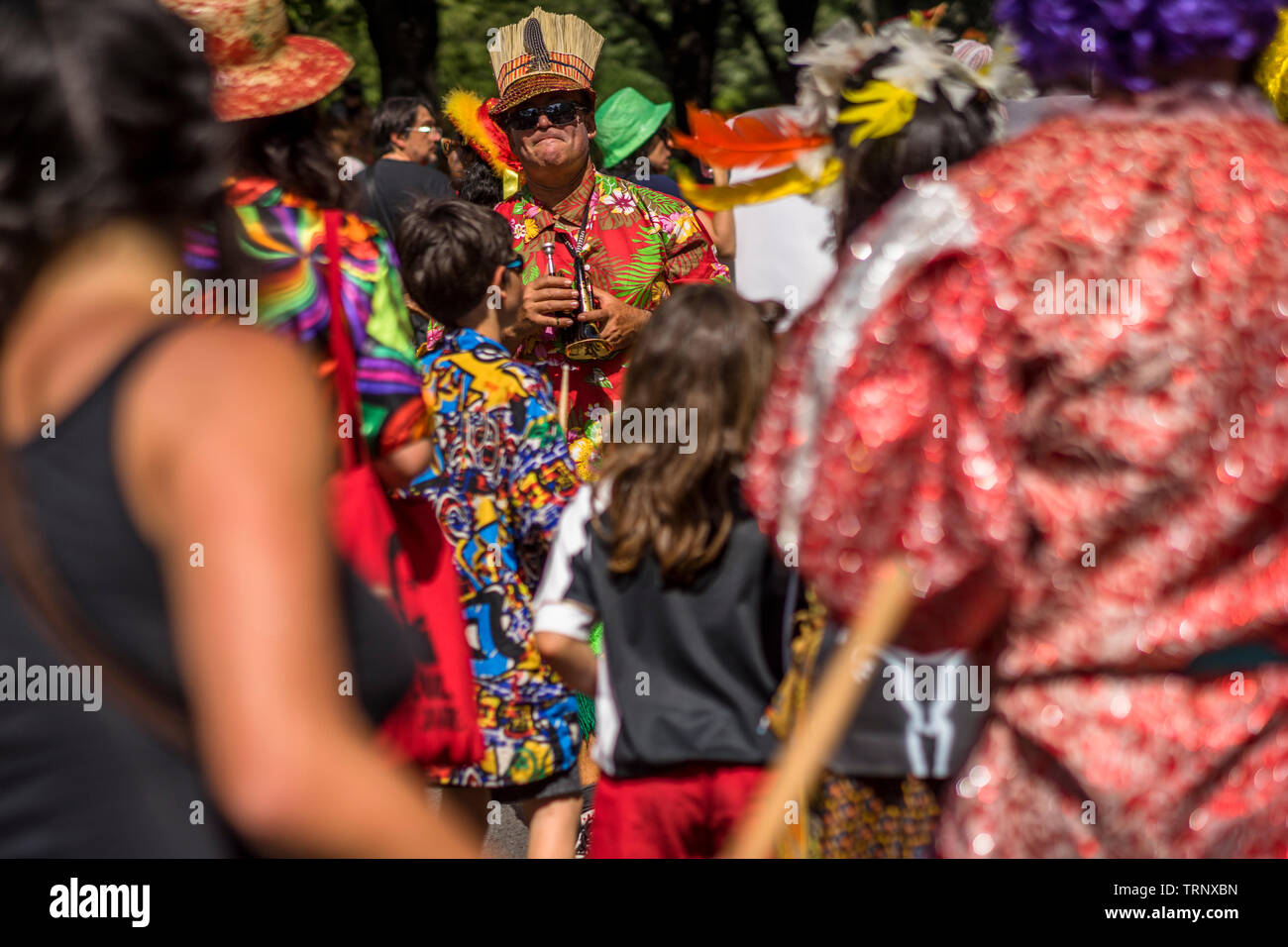 La street parade è il momento clou del Carnevale delle culture durante il fine settimana di Pentecoste a Berlino. Foto Stock