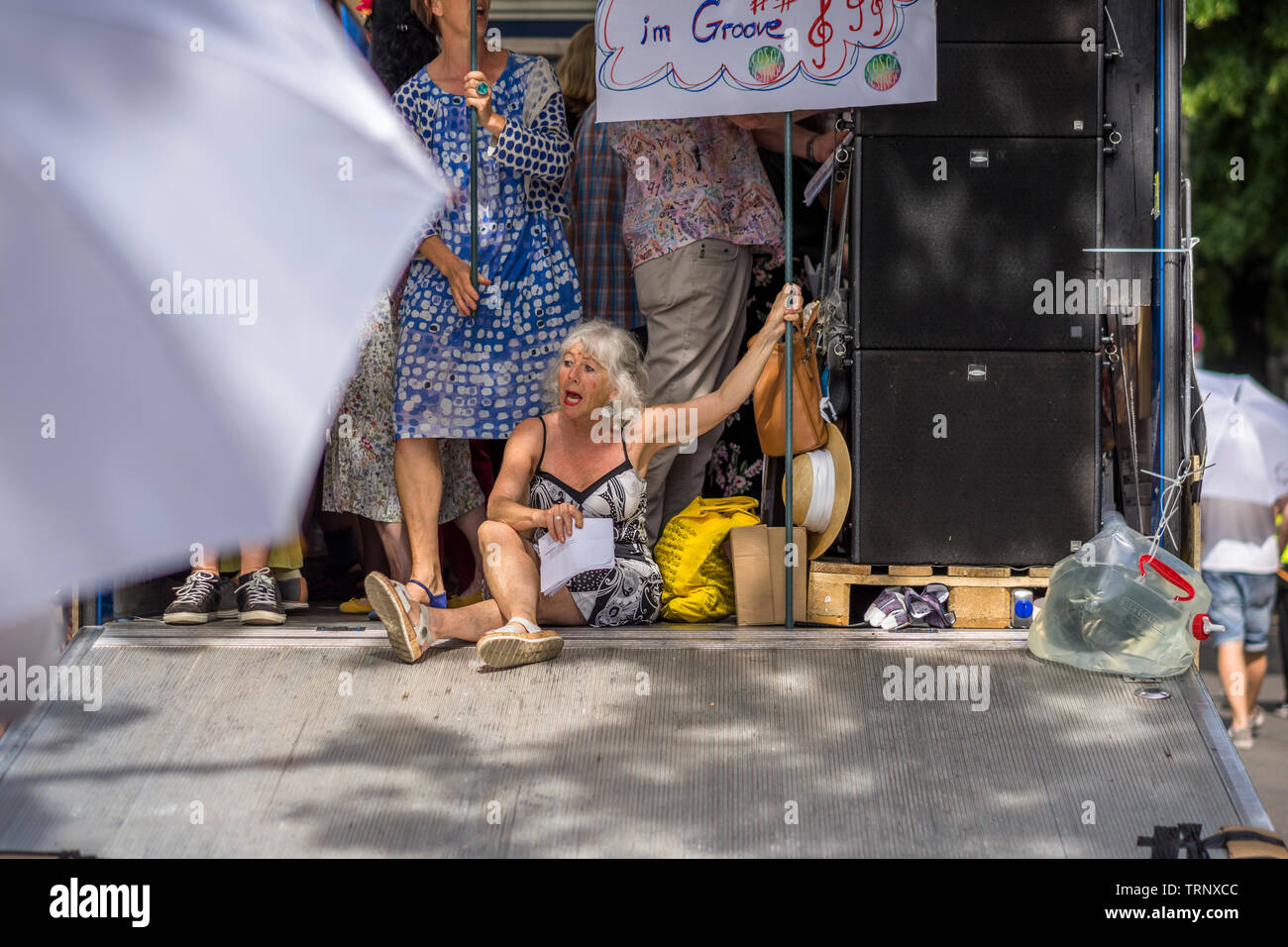 La street parade è il momento clou del Carnevale delle culture durante il fine settimana di Pentecoste a Berlino. Foto Stock