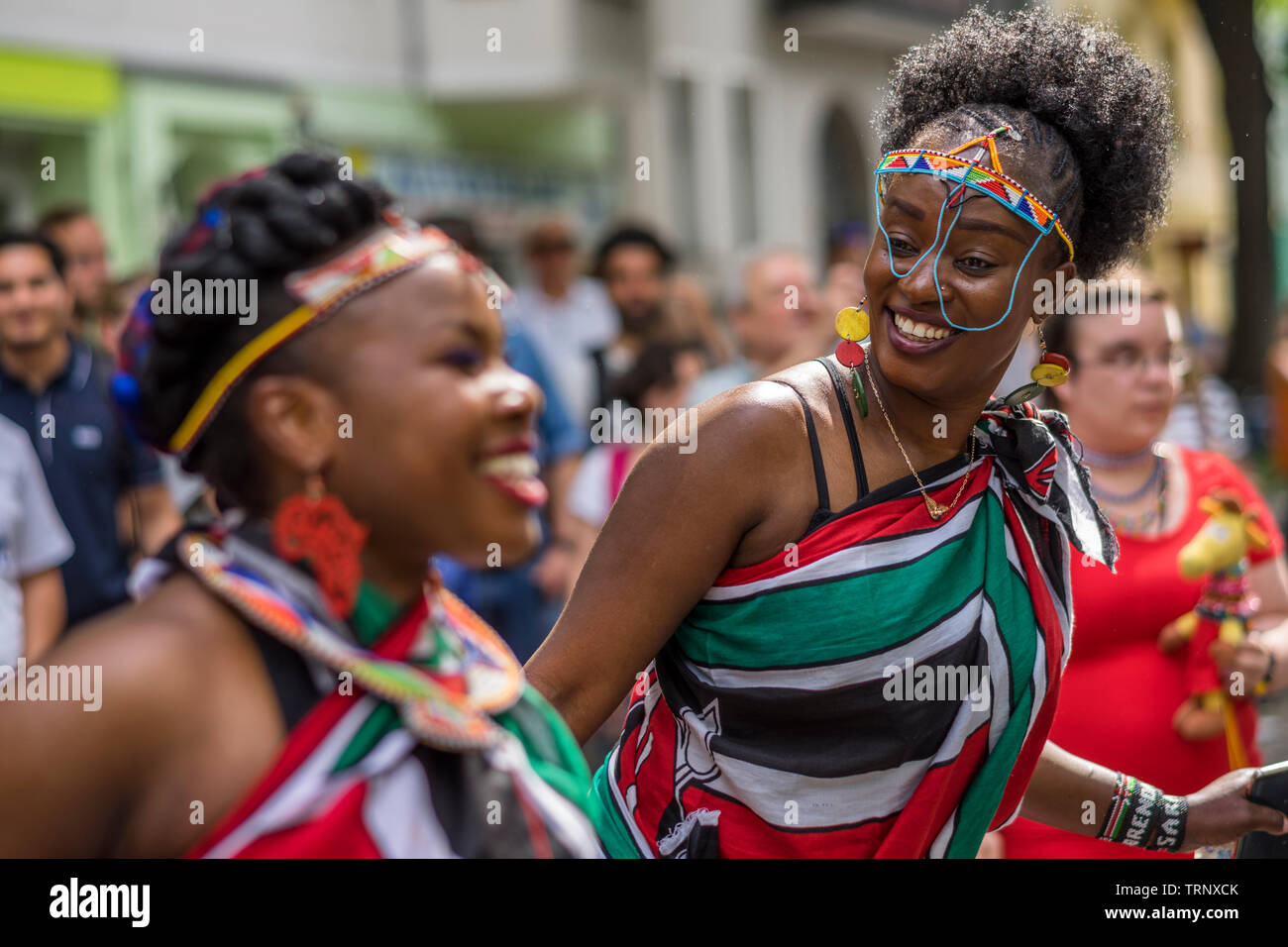 La street parade è il momento clou del Carnevale delle culture durante il fine settimana di Pentecoste a Berlino. Foto Stock