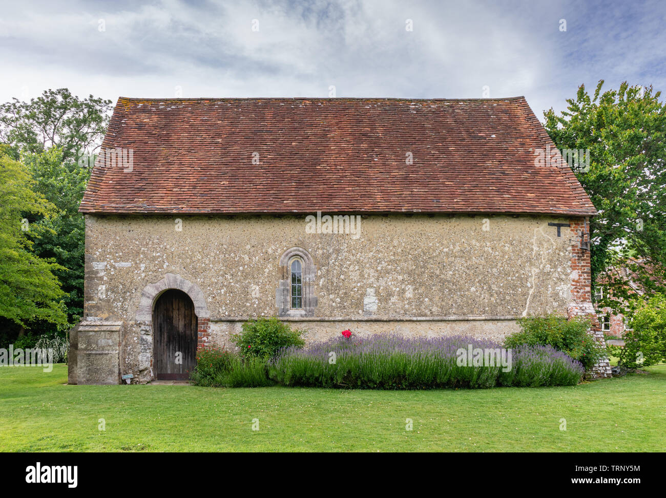Vista laterale della chiesa di San Giovanni Battista, una chiesa ridondante nell'Alto Eldon curata dal CCT, Hampshire, Inghilterra, Regno Unito Foto Stock