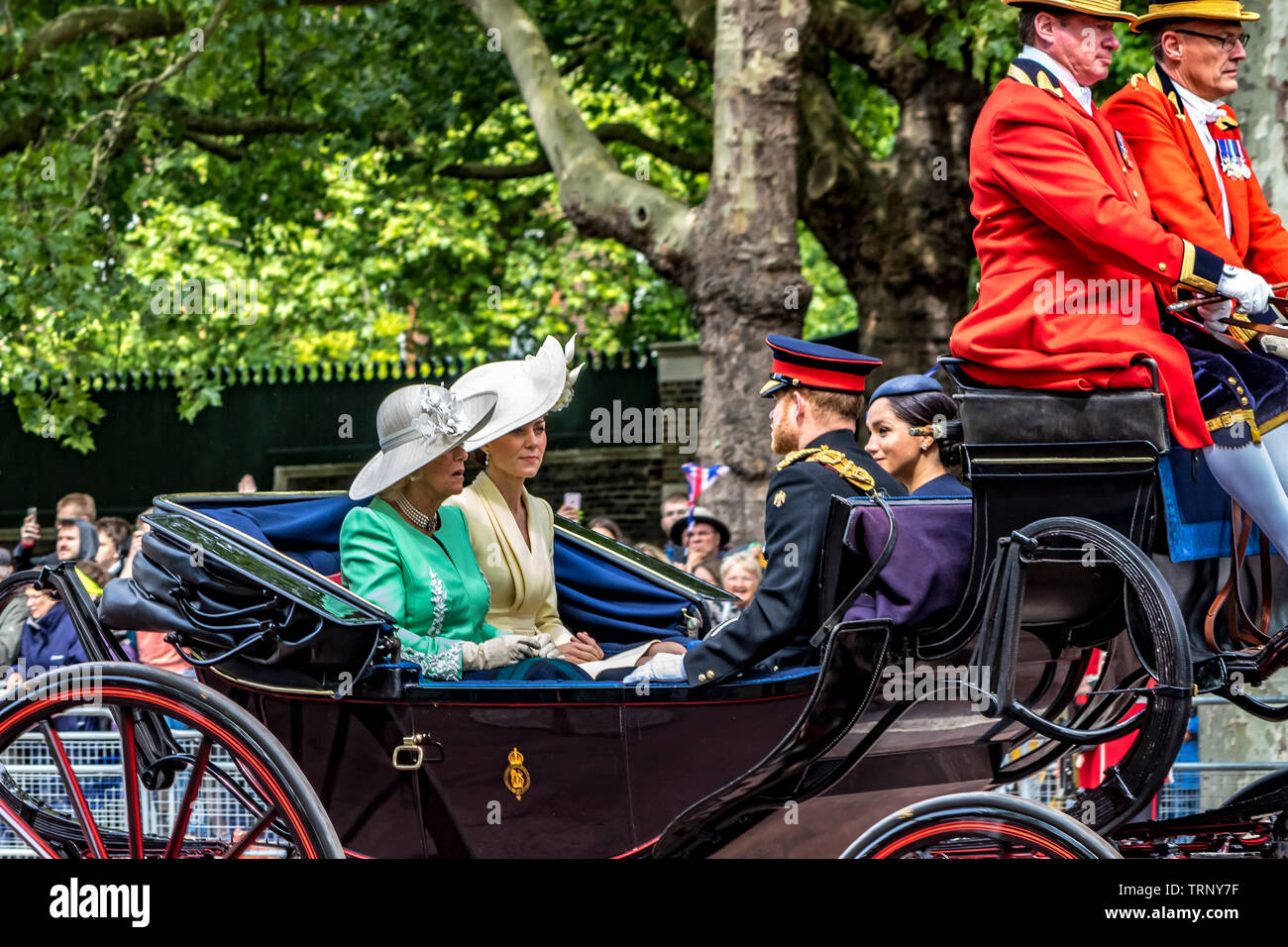 Il Duca e Duchessa di Sussex, la Duchessa di Cambridge e la Duchessa di Cornovaglia in un carro sul Mall a Trooping The Color, Londra, Regno Unito, 2019 Foto Stock