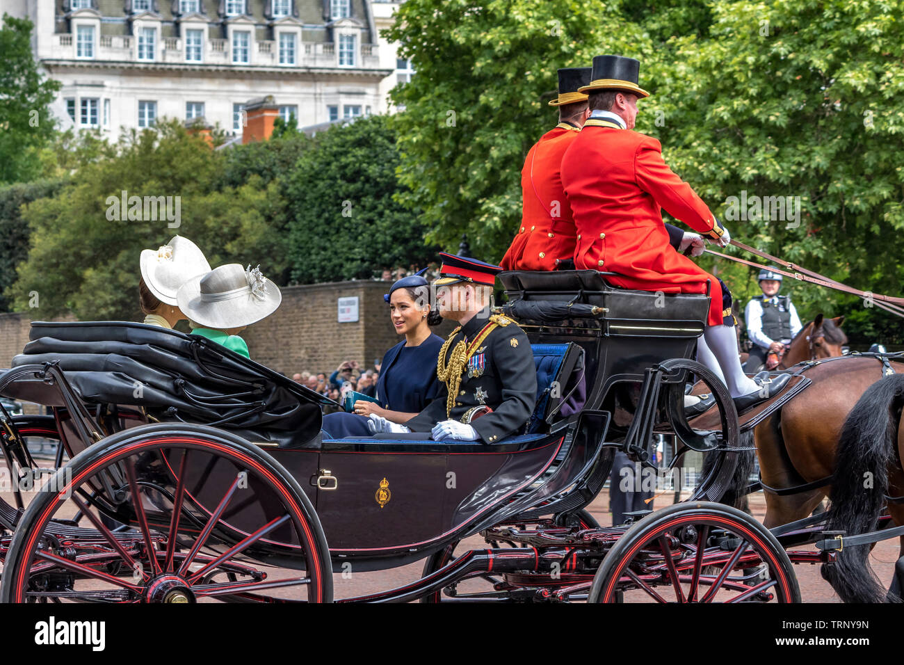 Il Duca e la Duchessa del Sussex guidando lungo il Mall in una carrozza a Rooping The Color, Londra, Regno Unito, 2019 Foto Stock