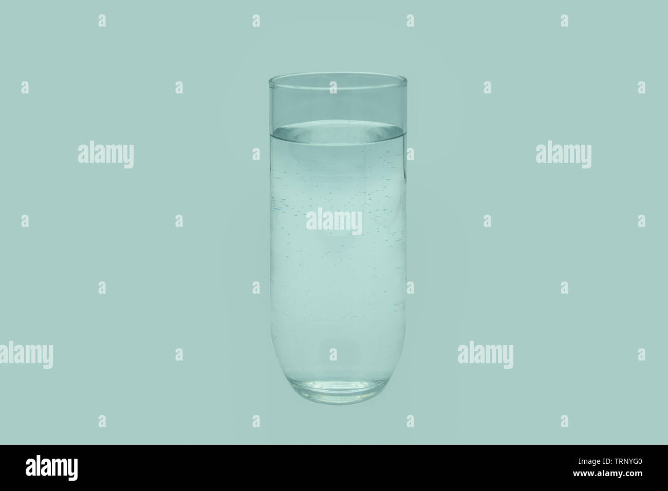 Un bicchiere pieno di acqua pura isolato su un background. Foto Stock