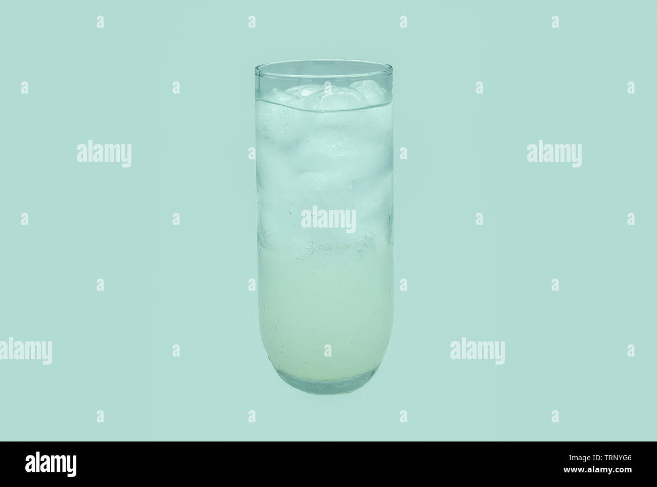 Bicchiere di iced bibita al limone su un sfondo isolato Foto Stock