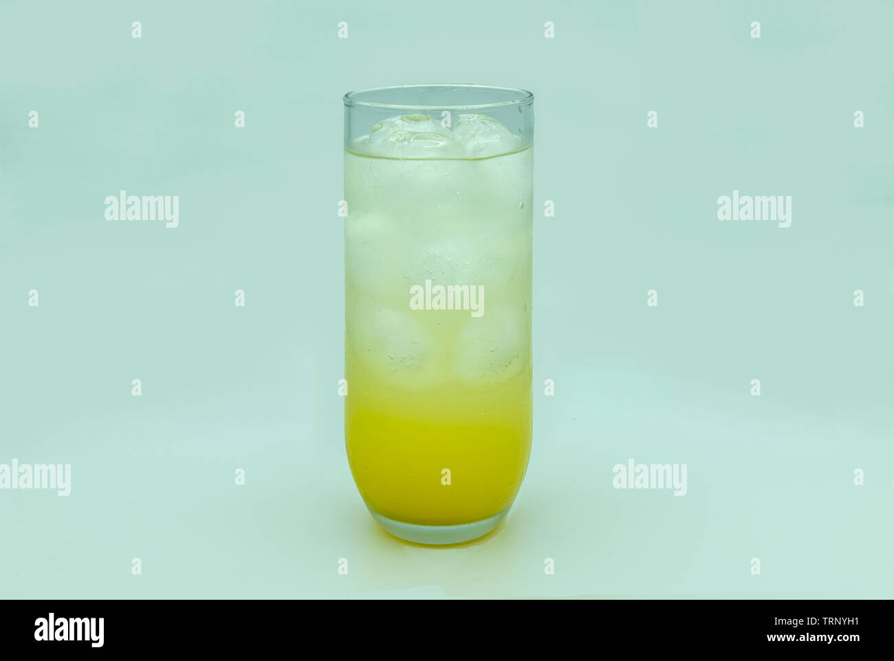 Un altro bicchiere di iced bevanda a base di arancia isolato su un background. Foto Stock
