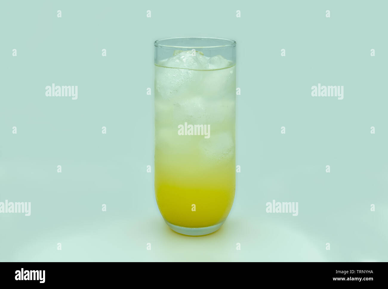 Vetro ghiacciato di bevanda a base di arancia isolato su un background. Foto Stock