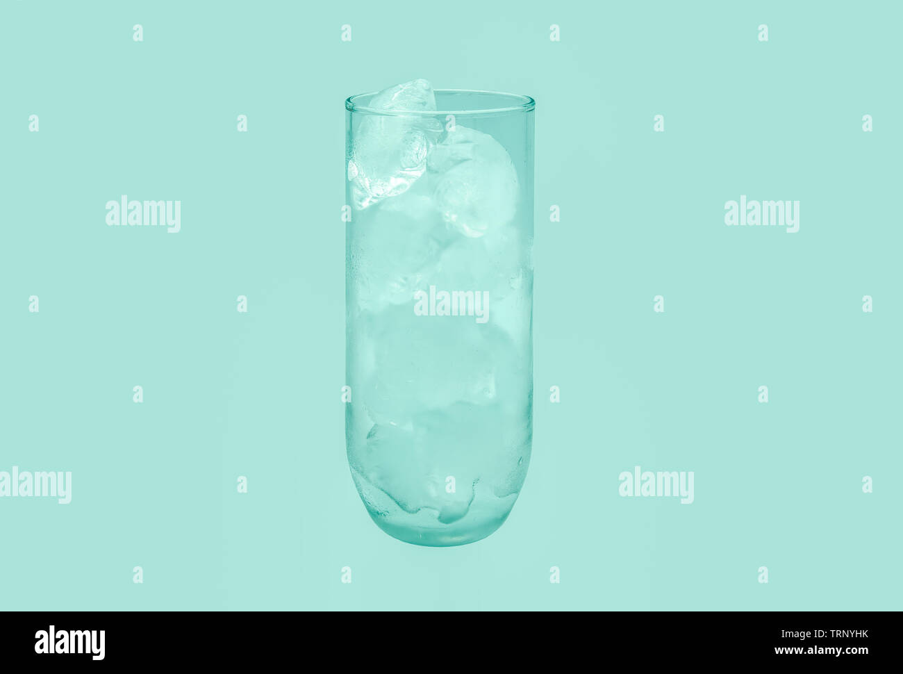 Un altro bicchiere di ghiaccio puro isolato su un background Foto Stock