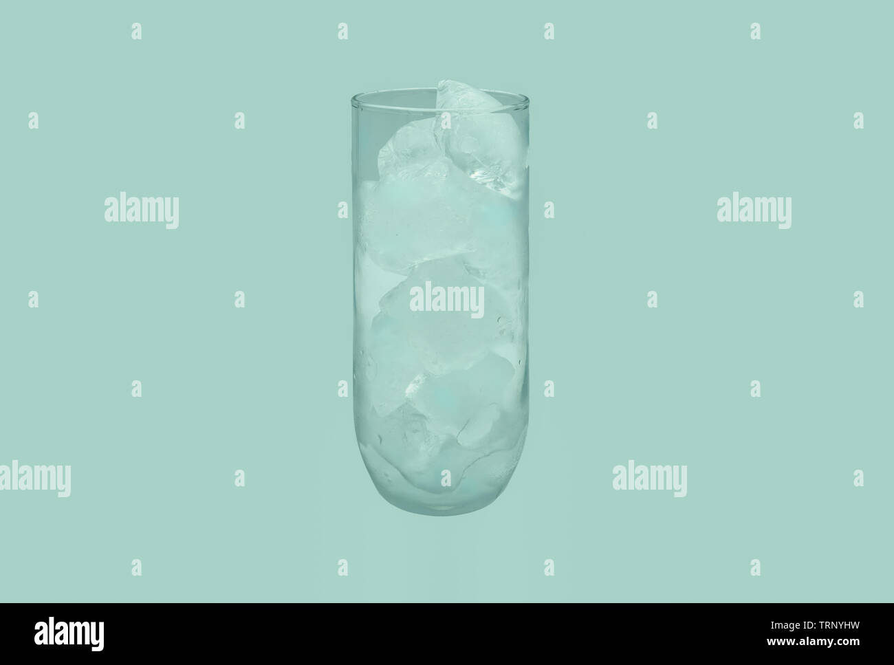 Un bicchiere pieno di ghiaccio puro isolato su un background. Foto Stock