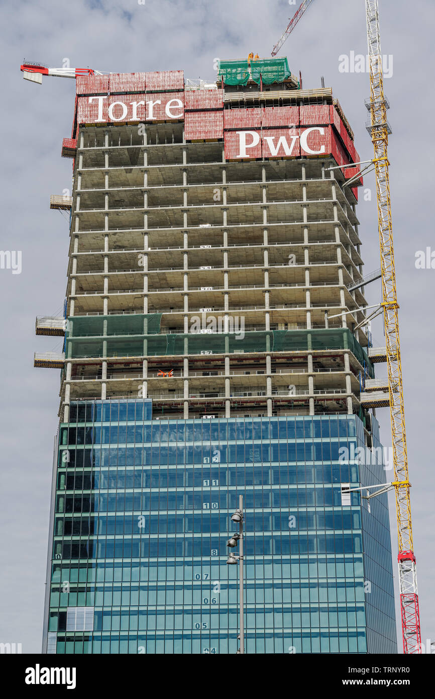 Il Curvo PwC Torre costruzione CityLife milano, Italia. Basso angolo vista giorno di Libeskind torre di vetro curvo per una parte di Piazza Tre Torri CityLife. Foto Stock