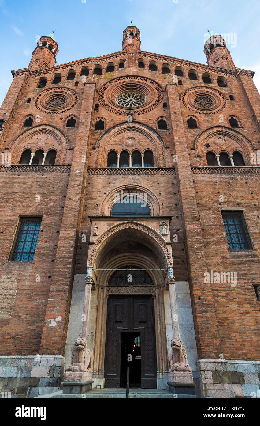 Lato ingresso alla Cattedrale della città di Cremona. Italia Foto Stock