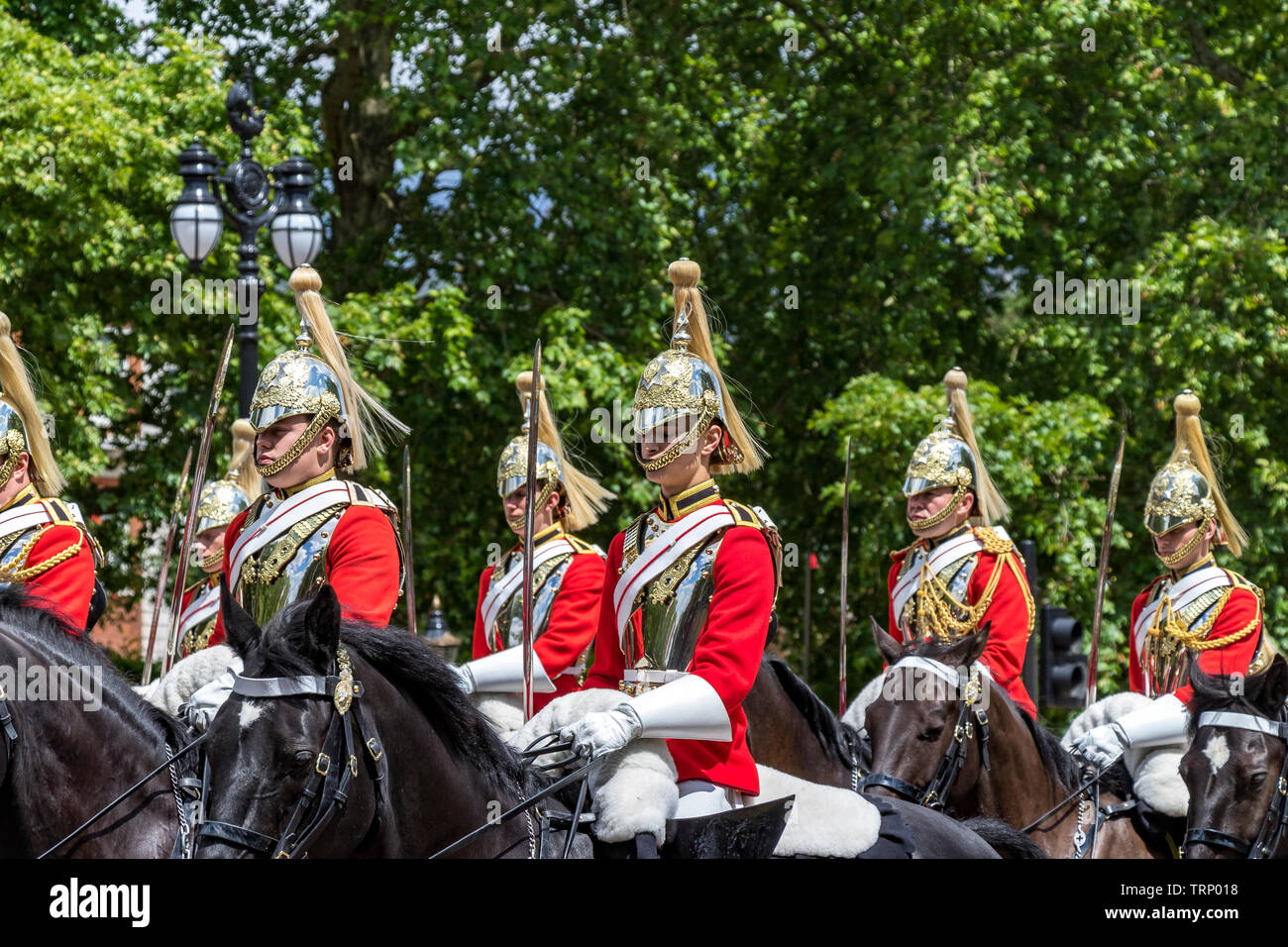 Life Guards of the Household Cavallry Mounted Regiment a cavallo sul Mall al Trooping The Color Winnercient, Londra, Regno Unito Foto Stock
