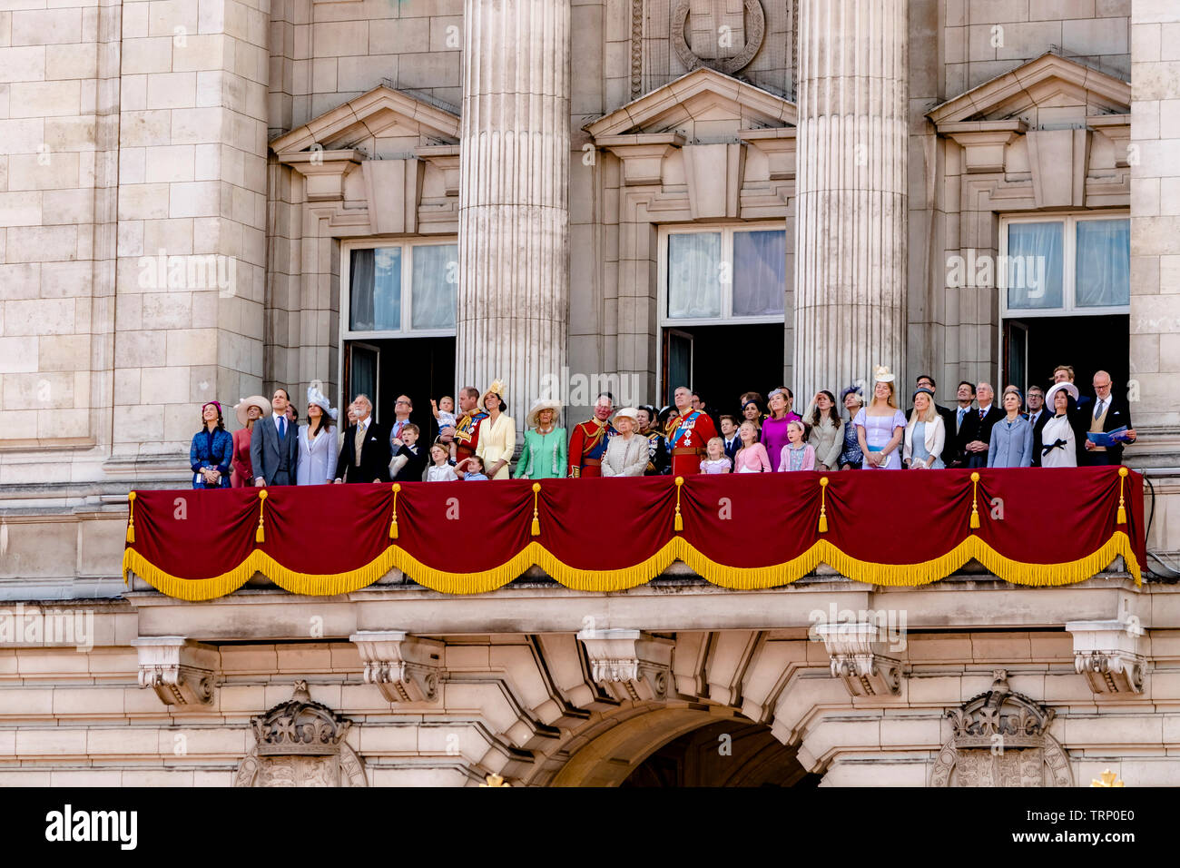 La Regina e i membri della Famiglia reale si riuniscono sul balcone di Buckingham Palace seguendo la Trooping the Color Parade, Londra, UK, 2019 Foto Stock