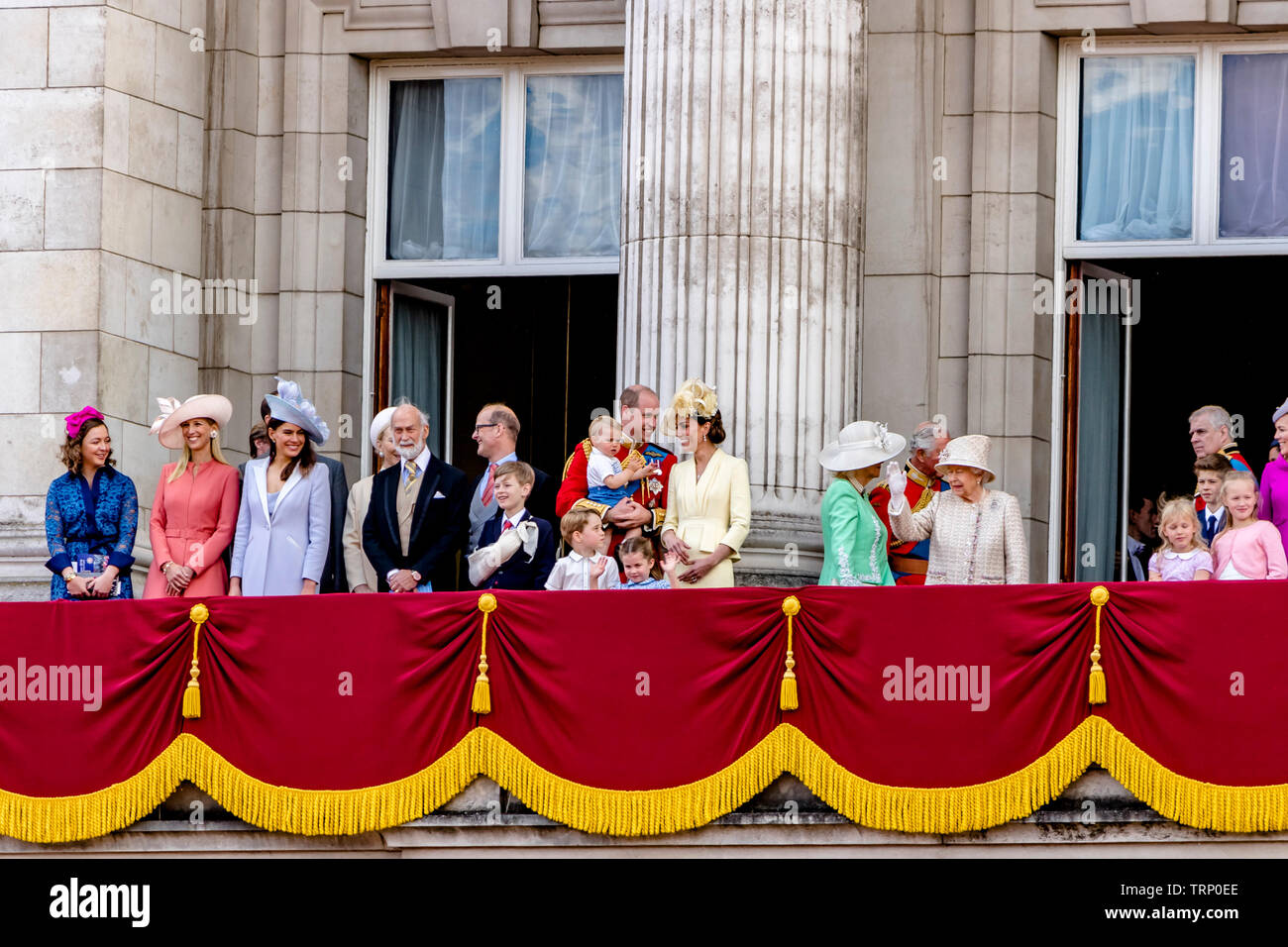 La Regina e i membri della Famiglia reale si riuniscono sul balcone di Buckingham Palace seguendo la Trooping the Color Parade, Londra, UK, 2019 Foto Stock