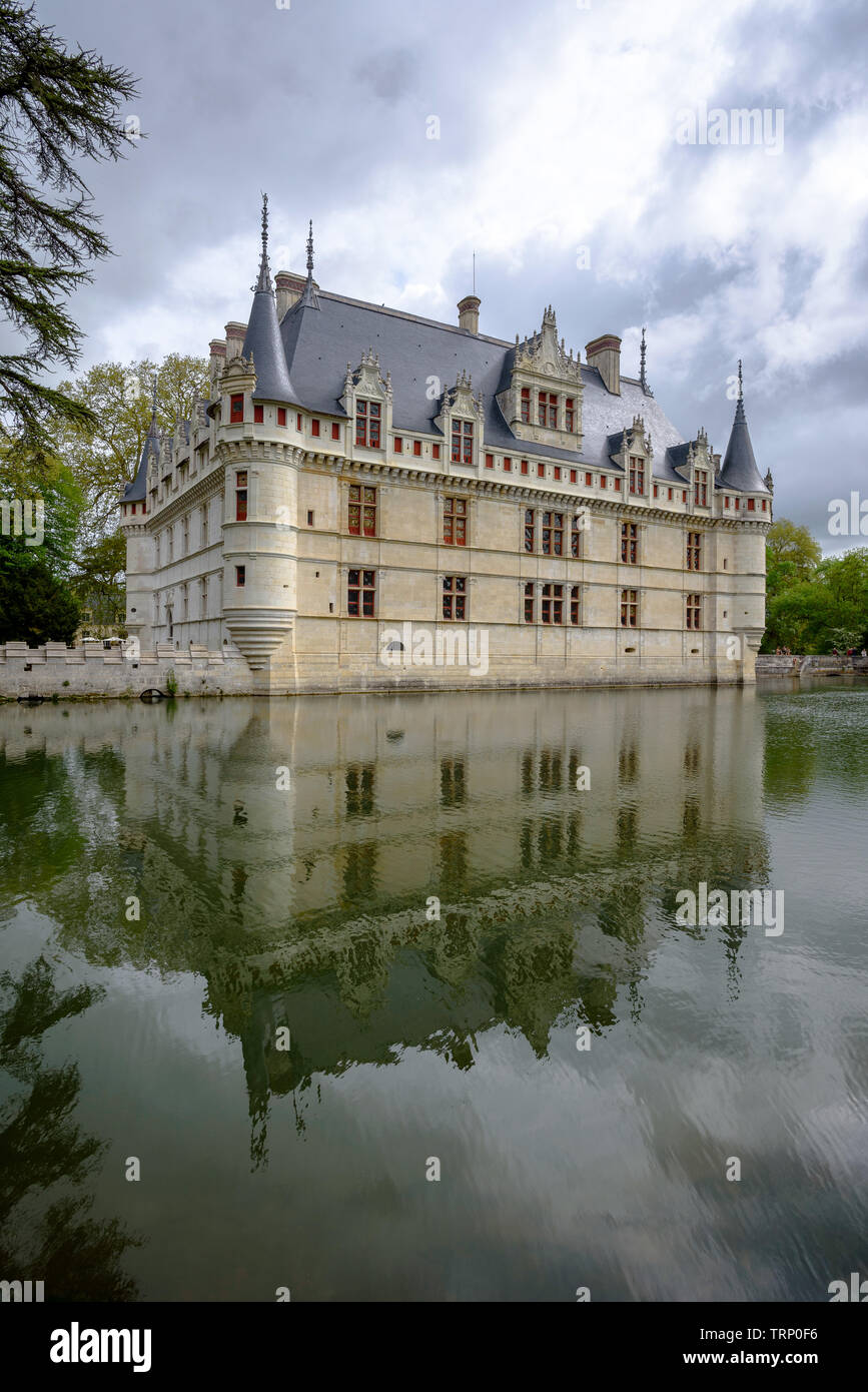 Il Château d'Azay-le-Rideau riflettente nel fiume Indre in un giorno nuvoloso Foto Stock