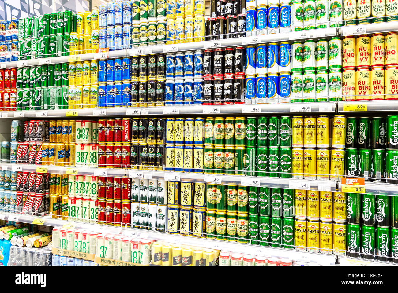 Samara, Russia - 9 Giugno 2019: Bassa bevande alcoliche. Diversi di lattine di birra con la fresca birra fresca pronti per la vendita nel supermercato Foto Stock