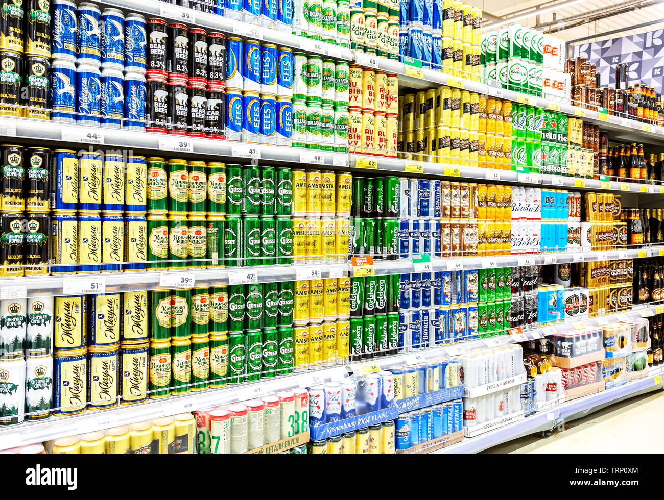 Samara, Russia - 9 Giugno 2019: Bassa bevande alcoliche. Diversi di lattine di birra con la fresca birra fresca pronti per la vendita nel supermercato Foto Stock