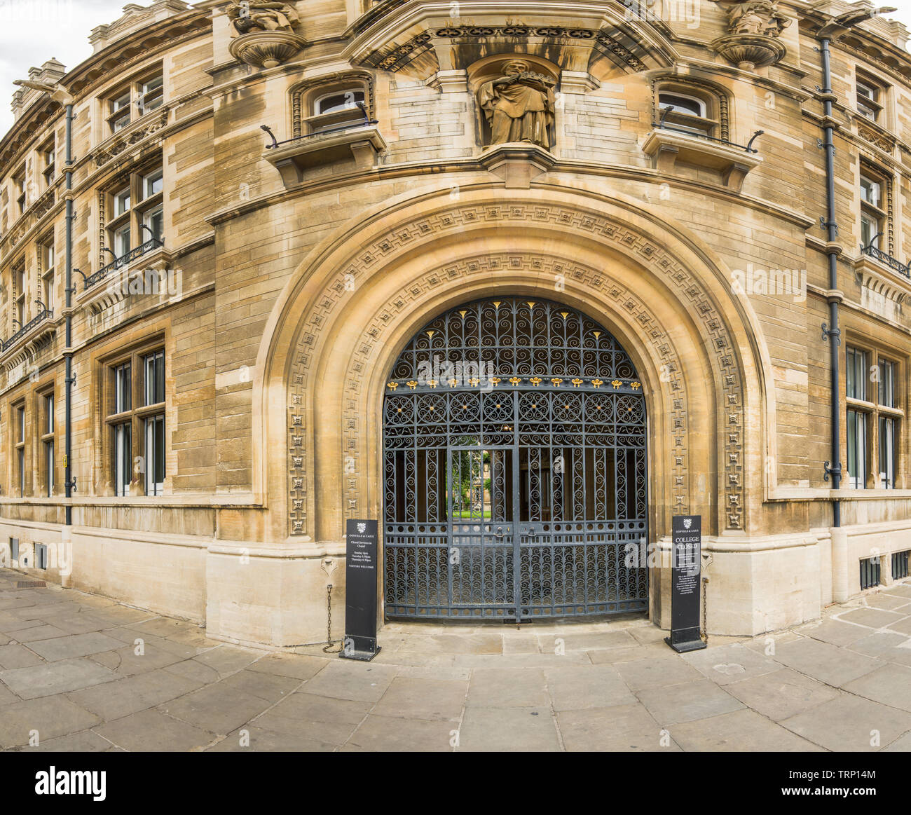 Grande porta a Gonville & Caius College, con memorial a Francis Crick, Università di Cambridge, Inghilterra. Foto Stock