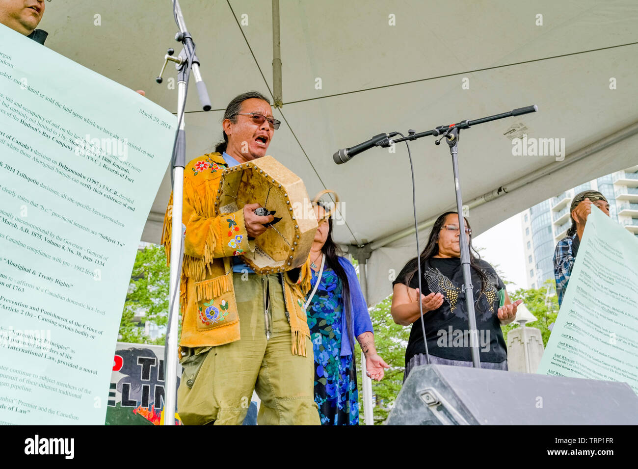 Uomo indigeni con il tamburo, alcuna Pipeline Rally, Creekside Park, Vancouver, British Columbia, Canada Foto Stock