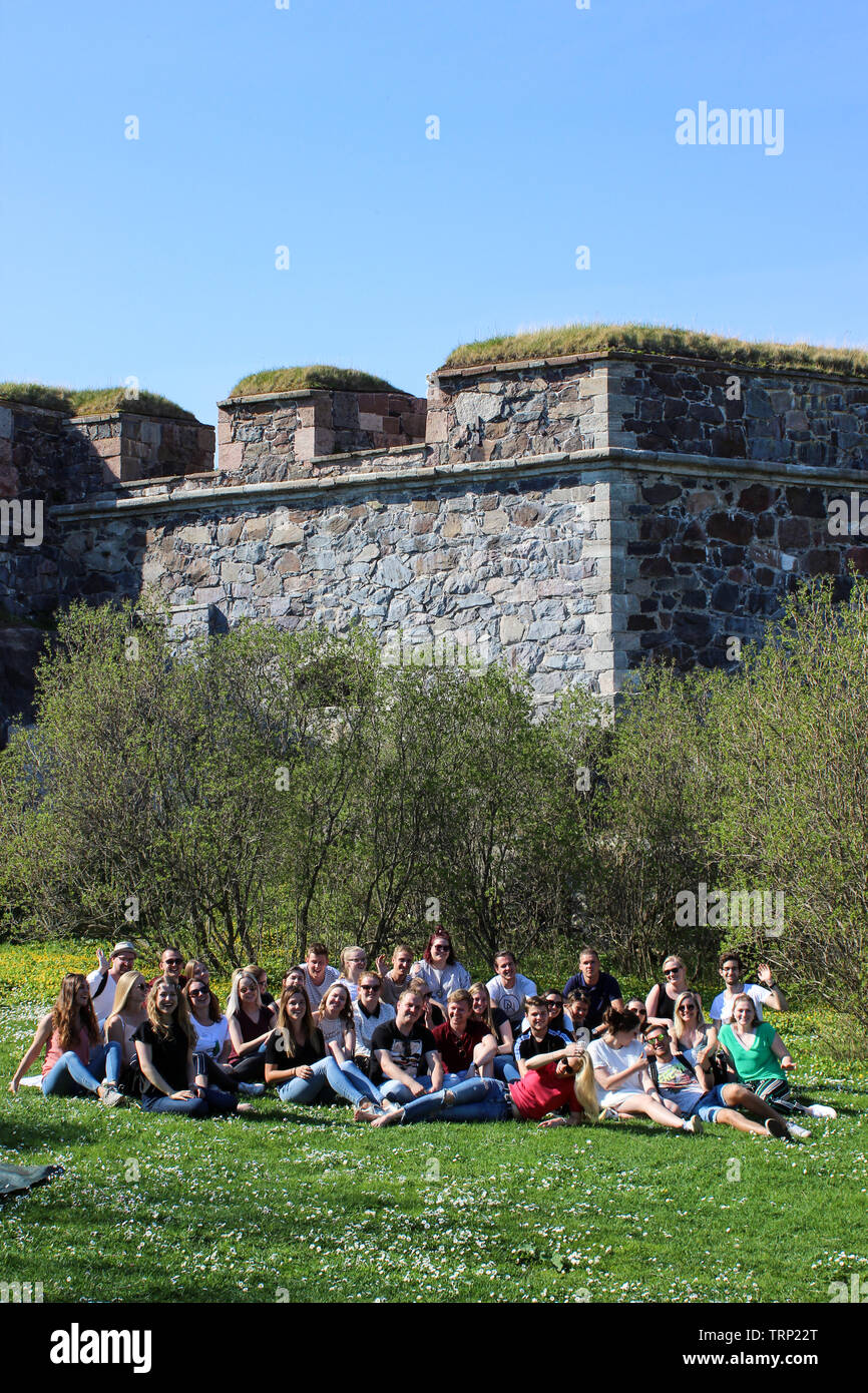 Haaga-Helia università di scienze applicate di studenti in gita nella Fortezza di Suomenlinna a Helsinki in Finlandia Foto Stock