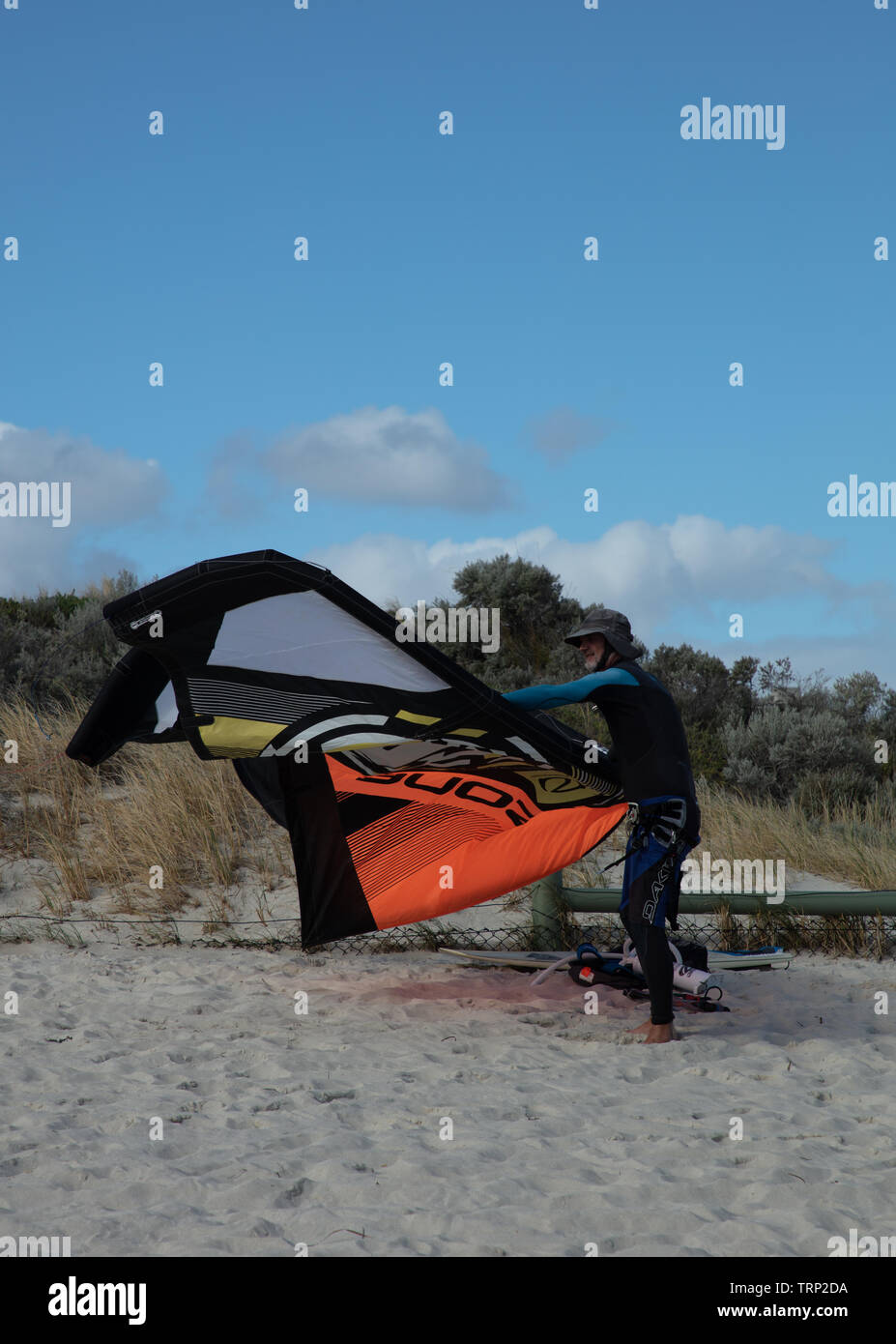 Kite-surf surf a vuoto della costa di Mullaloo beach,Western Australia il raggiungimento di elevate velocità in condizioni meteorologiche ventose su un pomeriggio nei giorni feriali. Foto Stock