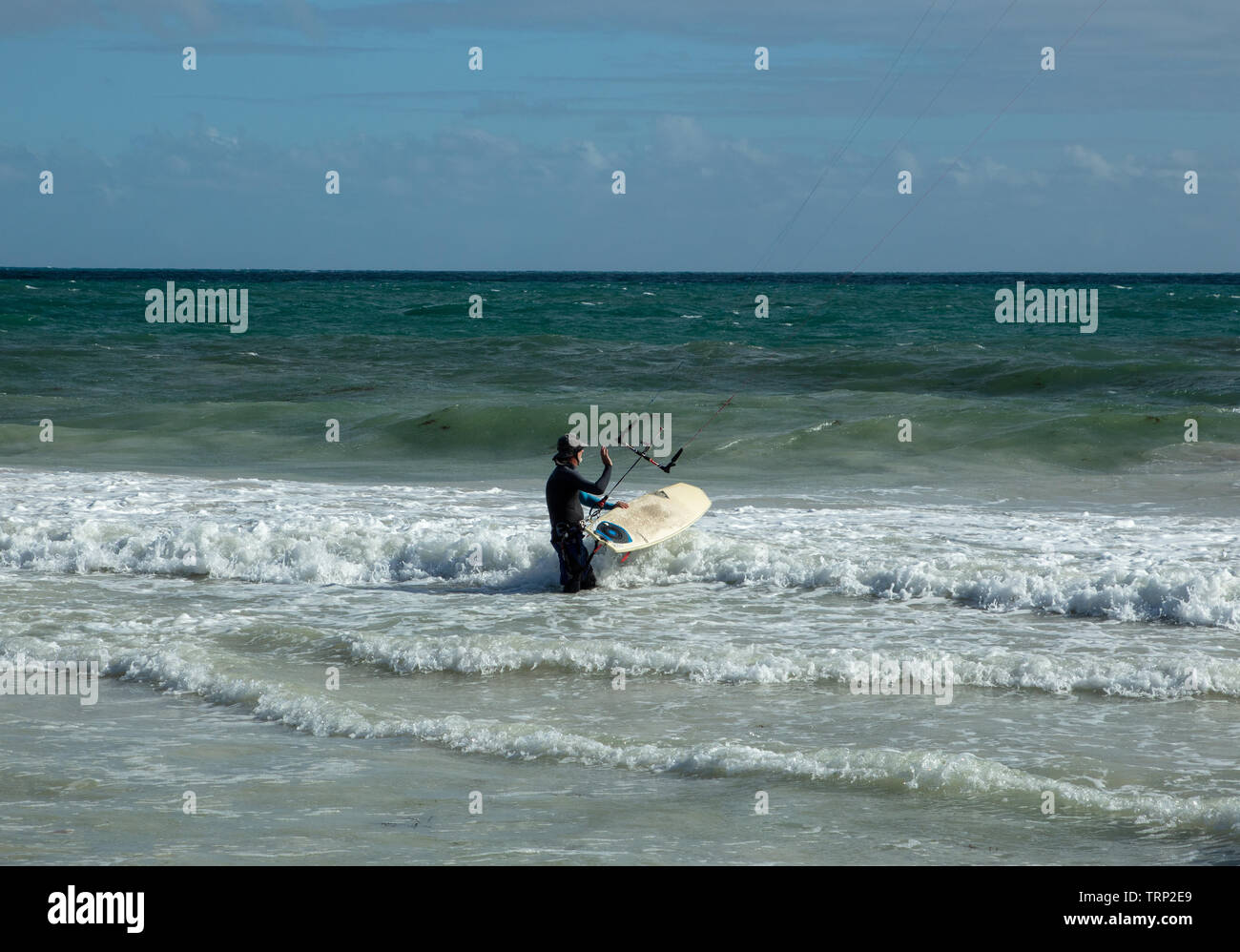 Kite-surf surf a vuoto della costa di Mullaloo beach,Western Australia il raggiungimento di elevate velocità in condizioni meteorologiche ventose su un pomeriggio nei giorni feriali. Foto Stock