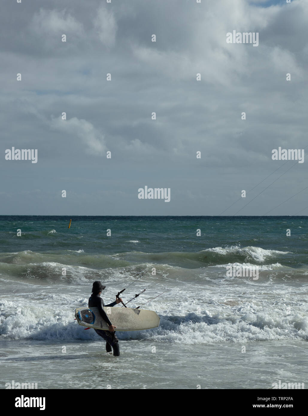 Kite-surf surf a vuoto della costa di Mullaloo beach,Western Australia il raggiungimento di elevate velocità in condizioni meteorologiche ventose su un pomeriggio nei giorni feriali. Foto Stock
