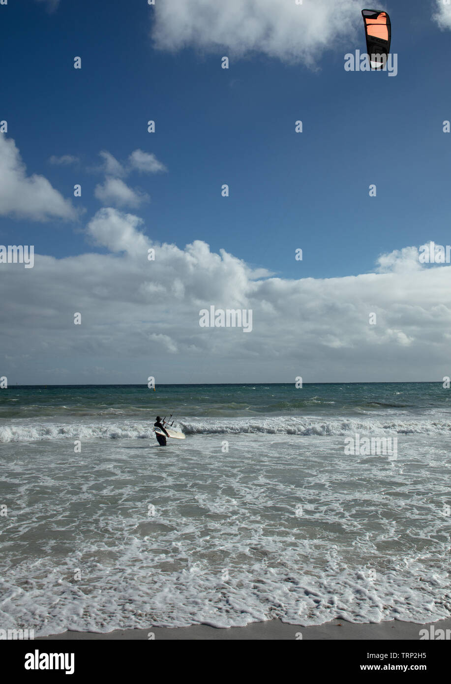 Kite-surf surf a vuoto della costa di Mullaloo beach,Western Australia il raggiungimento di elevate velocità in condizioni meteorologiche ventose su un pomeriggio nei giorni feriali. Foto Stock