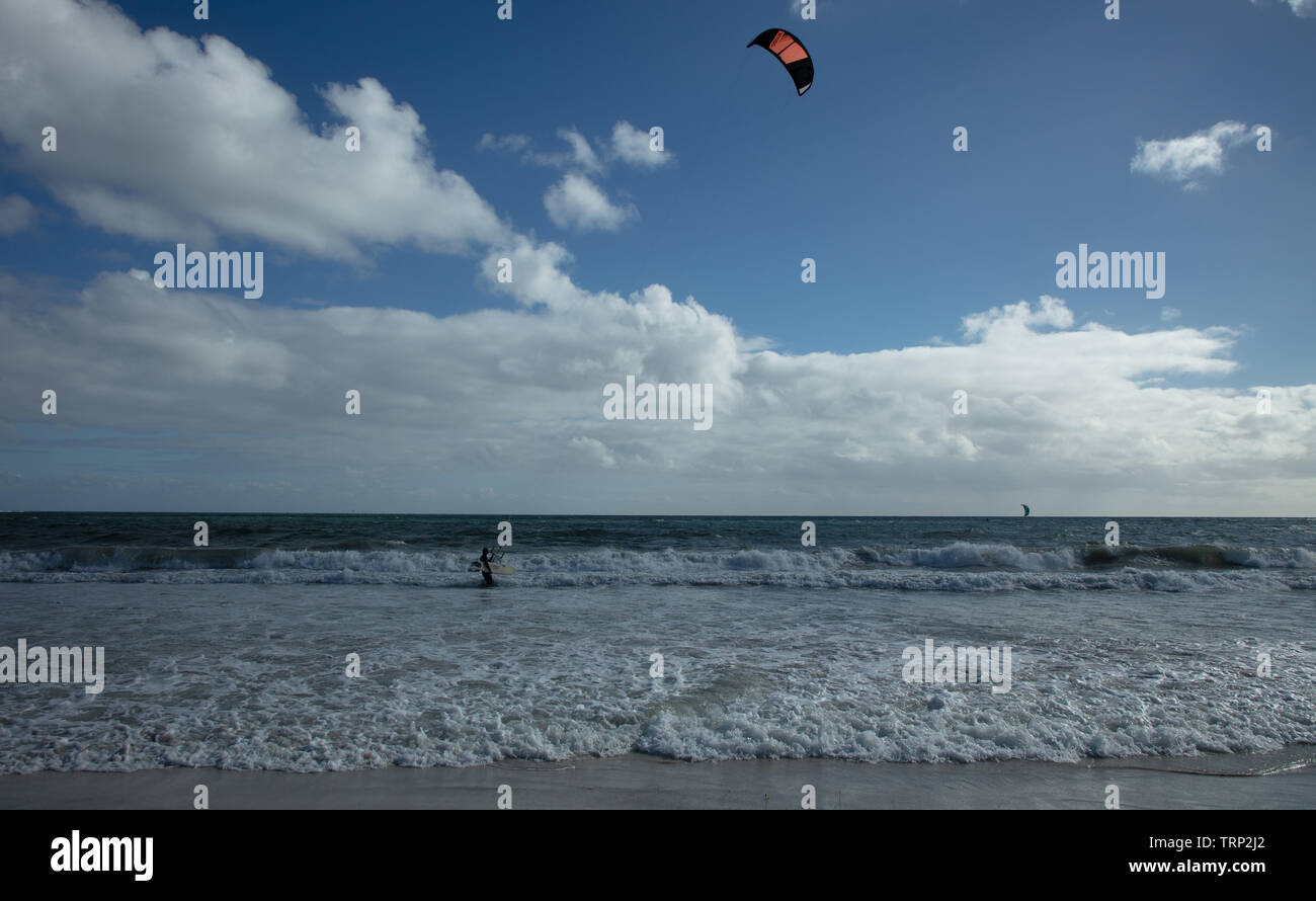Kite-surf surf a vuoto della costa di Mullaloo beach,Western Australia il raggiungimento di elevate velocità in condizioni meteorologiche ventose su un pomeriggio nei giorni feriali. Foto Stock