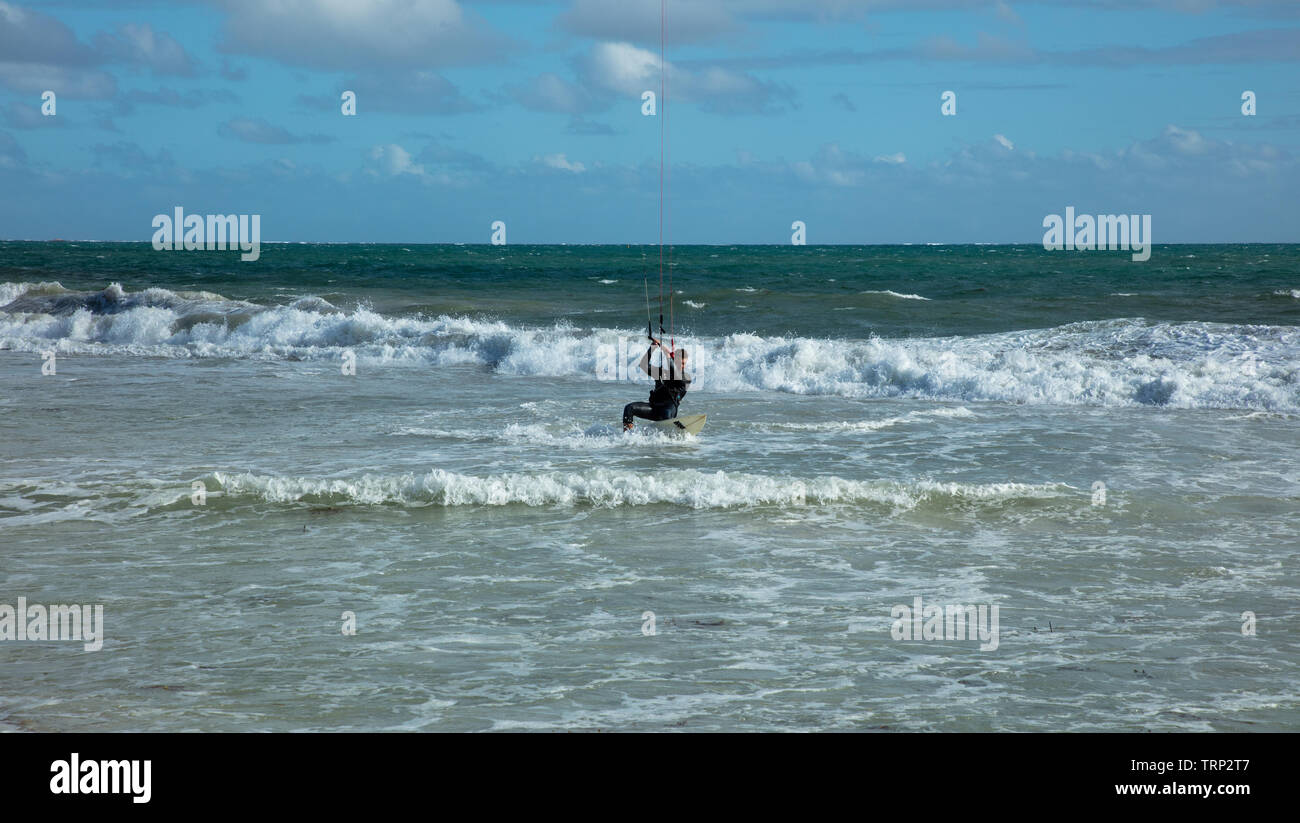 Kite-surf surf a vuoto della costa di Mullaloo beach,Western Australia il raggiungimento di elevate velocità in condizioni meteorologiche ventose su un pomeriggio nei giorni feriali. Foto Stock
